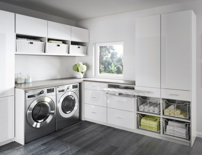 A very clean and well maintained laundry room