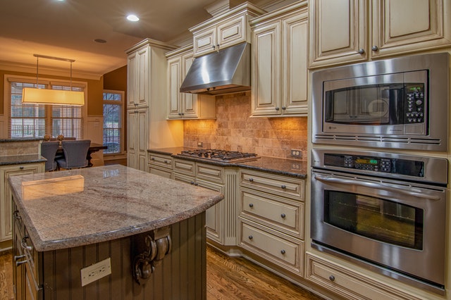 an immaculate stove and oven in a clean kitchen